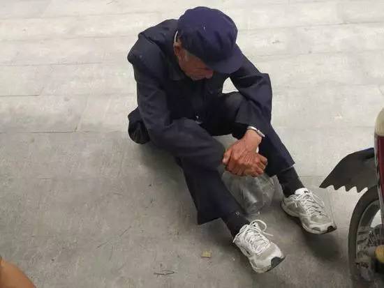 【什么情况】84岁老人摔倒路边不该管？网友：他的来路说出来你们都不信！