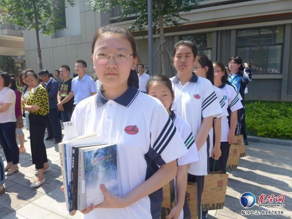 辛乐文学励志奖 为爱好文学的学生送上爱心书籍