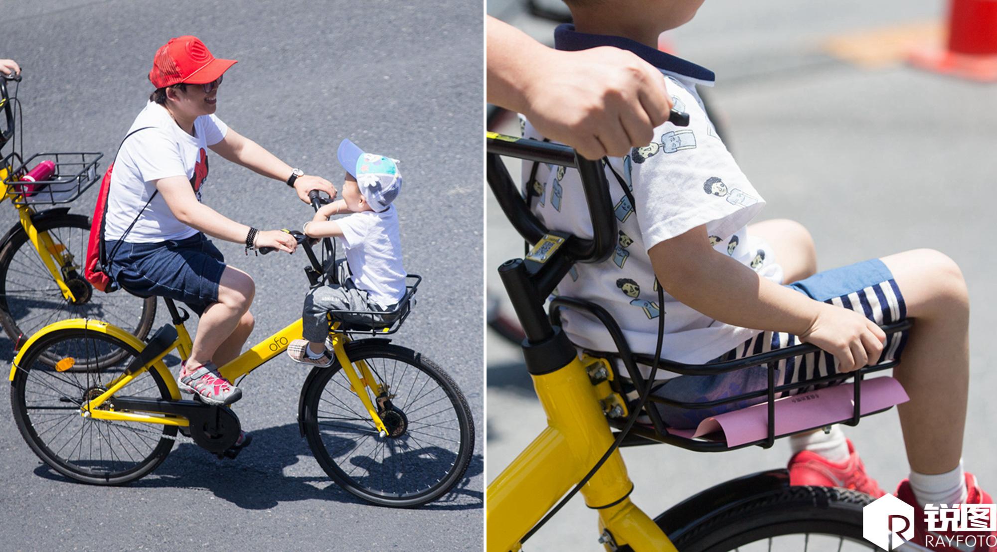 在杭州市区,家长们用共享单车带娃出行,因为没有儿童座椅,许多家长将