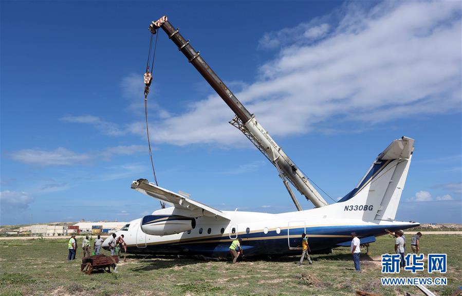 索马里一架轻型飞机降落时发生事故