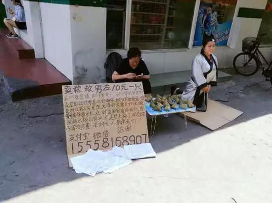 杭州闹市1年轻姑娘当街跪地 卖粽子救白血病男友