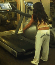 搞笑内涵图:姑娘,你真是胸大无脑,明知道会摔倒还偏要