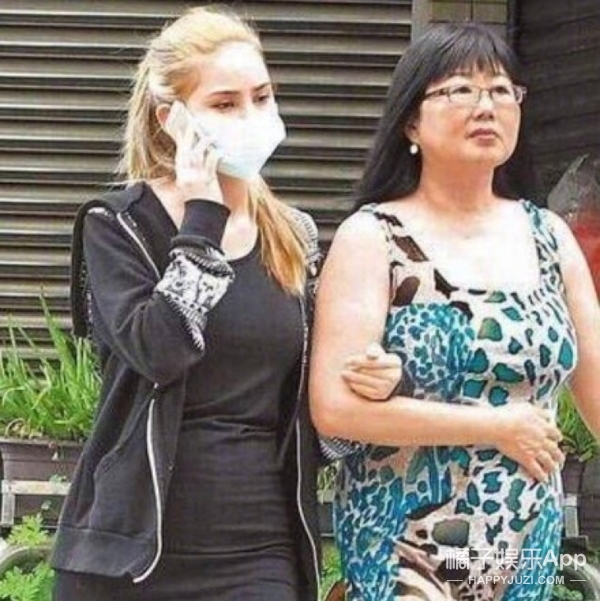 昆凌和妈妈合照曝光，天王岳母竟和曹格女儿撞脸?