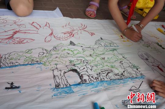 图为孩子画笔下的桂林城徽――象鼻山. 赵琳露 摄