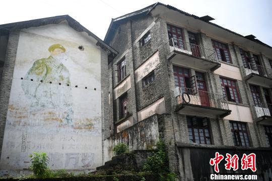 图为知子罗老建筑上的时代烙印 李进红 摄 图为知子罗老建筑上的时代烙印 李进红 摄