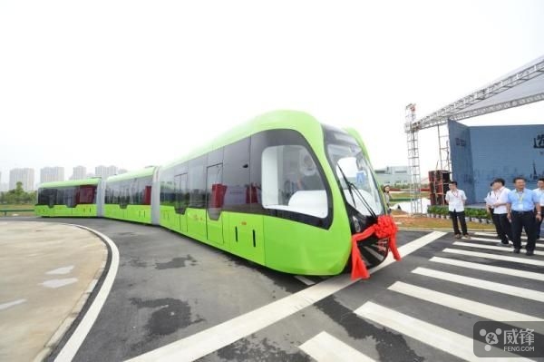 新一代“绿皮车” 全球首列虚拟轨道列车湖南亮相