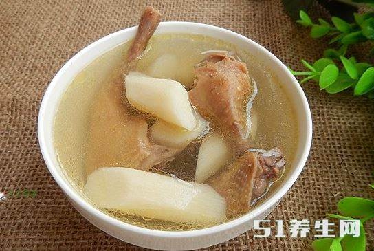 饮用鸽子汤能健脑补神,提高记忆力,降低血压,调整人体血糖,养颜美容,延年益寿,具有滋肾益气,祛风解毒,调经止痛的功效。 饮用鸽子汤能健脑补神,提高记忆力,降低血压,调整人体血糖,养颜美容,延年益寿,具有滋肾益气,祛风解毒,调经止痛的功效。
