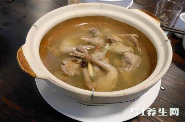 中医认为:鸽肉易于消化,具有滋补益气、壮体补肾、生机活力、健脑补神,提高记忆力、降低血压、祛风解毒、生津止渴等功能,对病后体弱、血虚闭经、头晕神疲、调整人体血糖,养颜美容,皮肤洁白细嫩,延年益寿。鸽肉味平和,富含蛋白质、脂肪;鸽卵含有蛋白质、脂肪、碳水化合物、钙、磷、铁等。 中医认为:鸽肉易于消化,具有滋补益气、壮体补肾、生机活力、健脑补神,提高记忆力、降低血压、祛风解毒、生津止渴等功能,对病后体弱、血虚闭经、头晕神疲、调整人体血糖,养颜美容,皮肤洁白细嫩,延年益寿。鸽肉味平和,富含蛋白质、脂肪;鸽卵含有蛋白质、脂肪、碳水化合物、钙、磷、铁等。