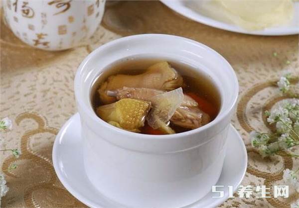 中医认为:鸽肉易于消化,具有滋补益气、壮体补肾、生机活力、健脑补神,提高记忆力、降低血压、祛风解毒、生津止渴等功能,对病后体弱、血虚闭经、头晕神疲、调整人体血糖,养颜美容,皮肤洁白细嫩,延年益寿。鸽肉味平和,富含蛋白质、脂肪;鸽卵含有蛋白质、脂肪、碳水化合物、钙、磷、铁等。 中医认为:鸽肉易于消化,具有滋补益气、壮体补肾、生机活力、健脑补神,提高记忆力、降低血压、祛风解毒、生津止渴等功能,对病后体弱、血虚闭经、头晕神疲、调整人体血糖,养颜美容,皮肤洁白细嫩,延年益寿。鸽肉味平和,富含蛋白质、脂肪;鸽卵含有蛋白质、脂肪、碳水化合物、钙、磷、铁等。
