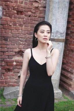俞飞鸿许晴是很美,但同为四十多岁的梅婷也不输她们