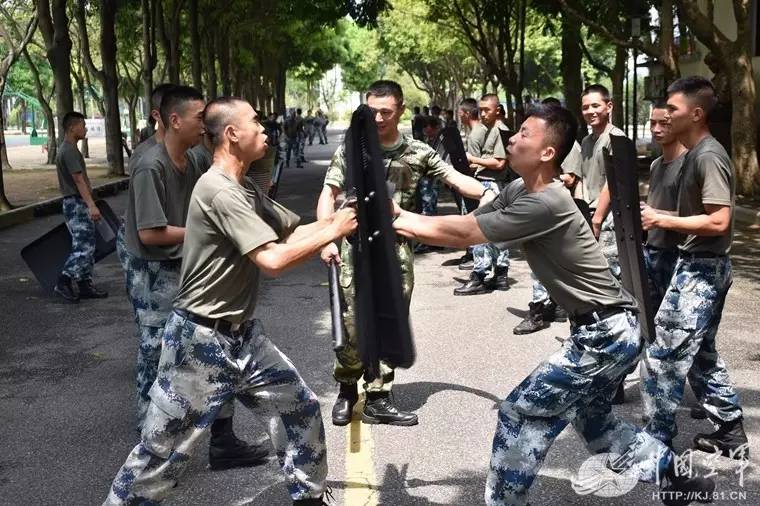 "擒拿格斗是警卫分队哨兵在执勤时,遇到歹徒侵扰,袭击或抢夺手中武器