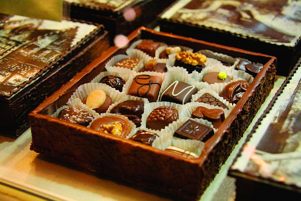 你们可以去巧克力博物馆制作一份属于自己的甜蜜,或者去钟楼俯瞰青
