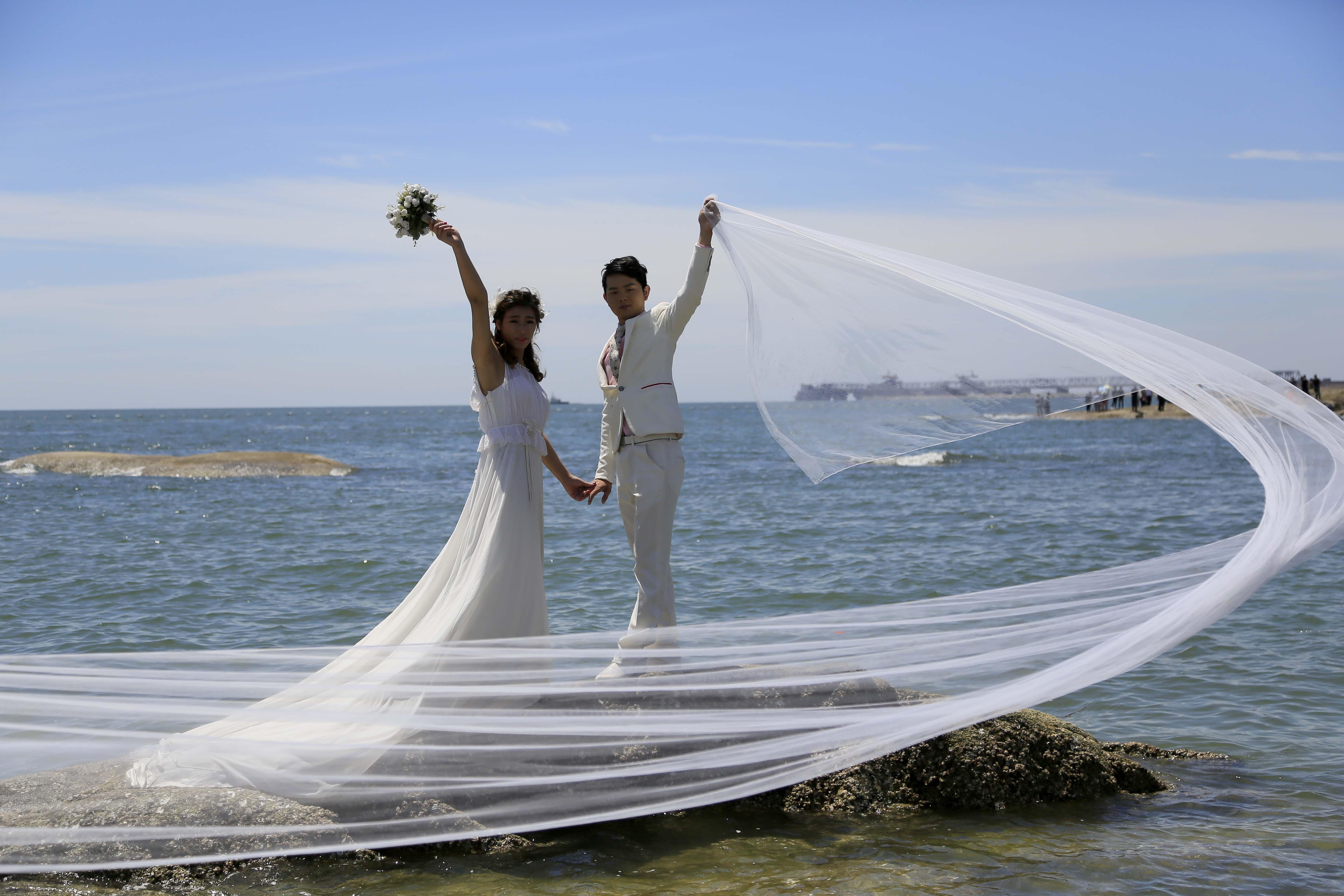 日照特殊的地理位置,海边拍婚纱照,是当地青年男女结婚必备的.