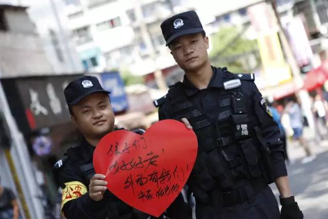 中东派出所民警祝孩子们考出好成绩