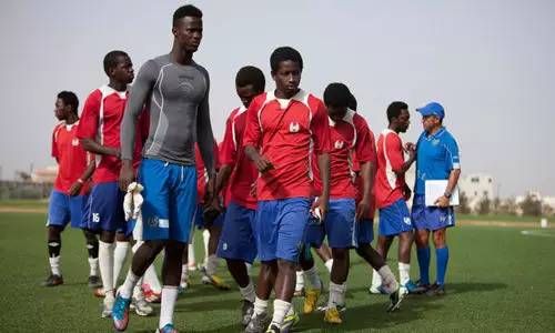 8国拉黑的卡塔尔堕落成啥样了,看病不要钱,油