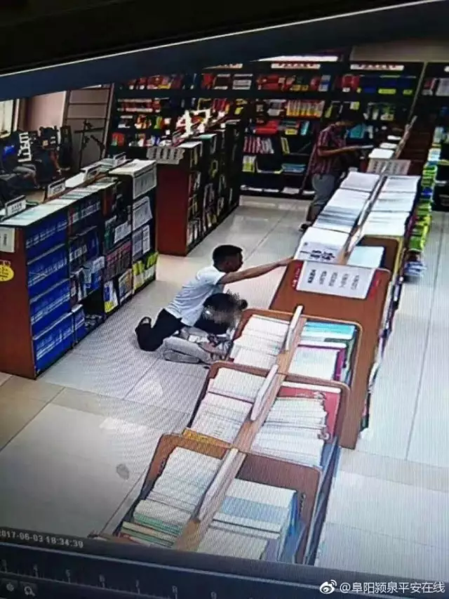 男子在书店给少女看淫秽视频，警方马赛克彻底亮了！