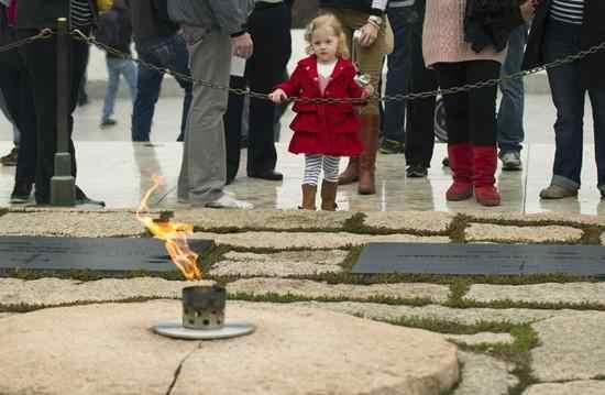 肯尼迪墓地"永恒之火"50年未灭,遇刺后遗体睁着眼