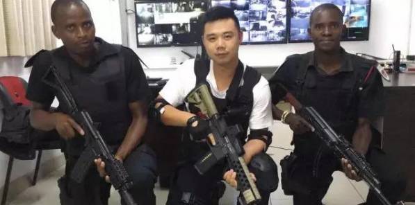 厉害 | 中国小伙在南非开“镖局” 曾手持AK47与劫匪激战