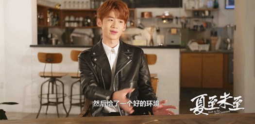 笑死!《夏至未至》郑爽白敬亭撞到反光板,蹲在地上笑不停!