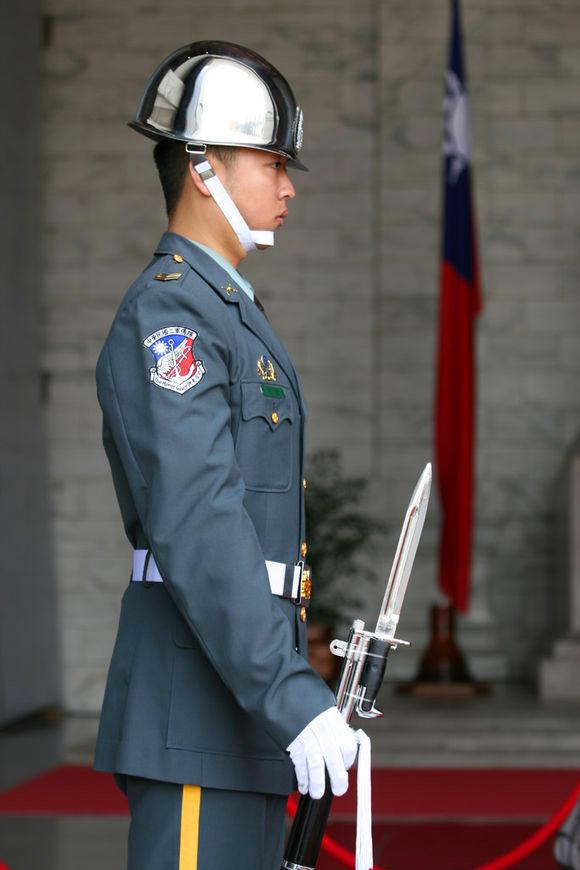 不吹不黑,台湾旅游看到的陆军仪队vs解放军仪仗队,谁