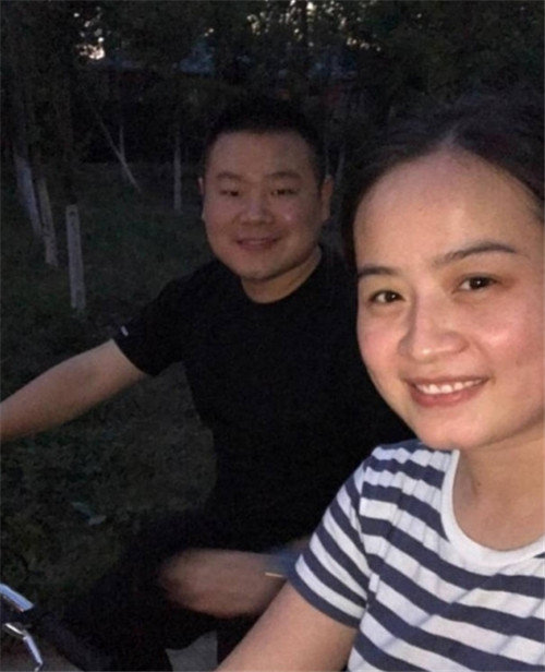 岳云鹏和老婆跳广场舞，网友：夜生活很丰富