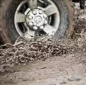 开车不慎进入泥地、不小心出了问题，怎么解决呢？