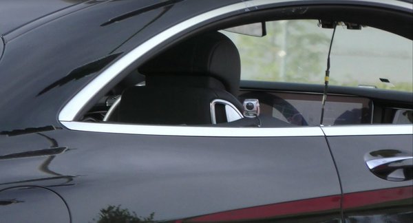 奔驰改款S级轿跑谍照 车内搭载大尺寸显示屏-图3