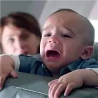 飞机上吵闹的孩子，怎么就没教养了？