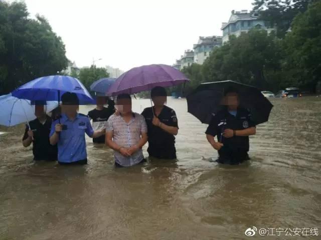 史上最大暴雨来袭！南京警方为何仍带他去“看海”？