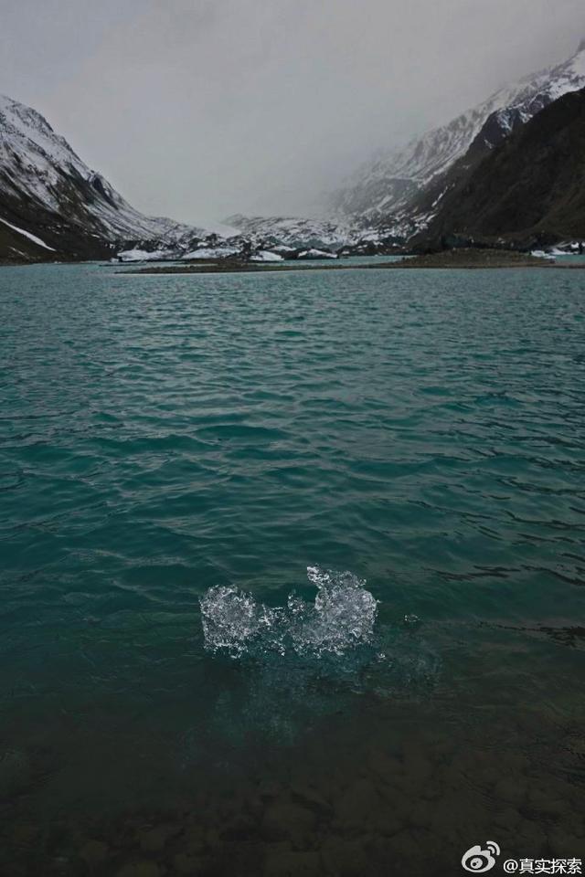 夏日清凉,航拍西藏昌都边坝县三色湖冰川图片