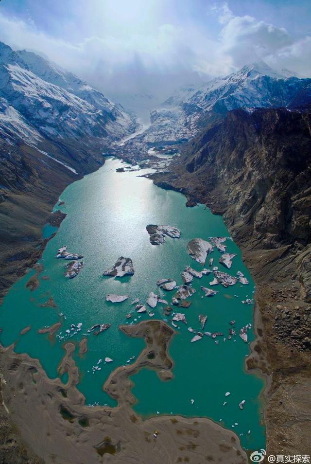 夏日清凉,航拍西藏昌都边坝县三色湖冰川图片