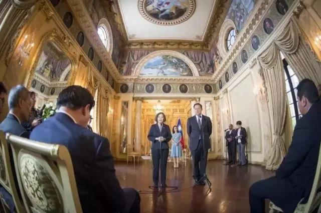 外交部长王毅为这件事喝起了香槟！