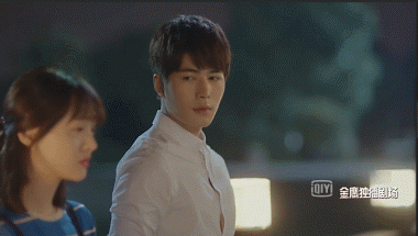 最后望着立夏的微笑也完全跟冰山王子搭不上边