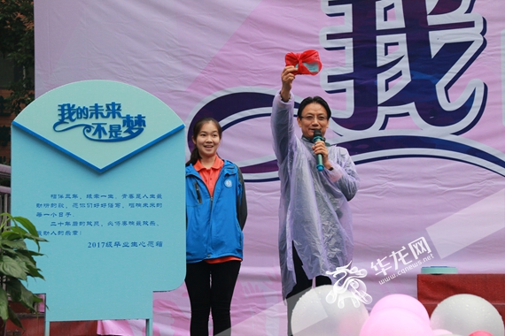 学生投放心愿卡 彭云生 摄.jpg