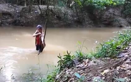 农村女孩自制弓箭打鱼,箭无虚发!