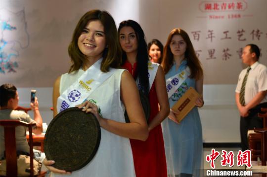 30名世界超模三峡品茗比拼茶艺　钟欣　摄