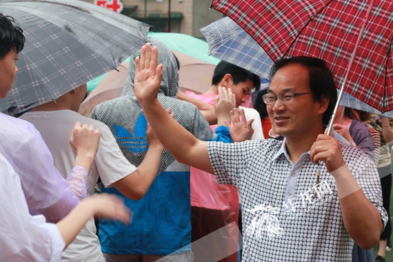 老师与学生一一道别 彭云生 摄.jpg
