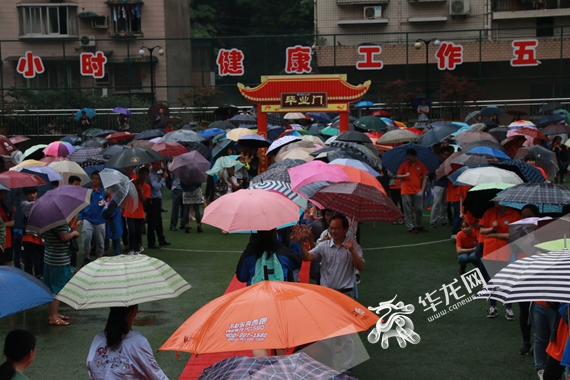 学子夸过毕业门 彭云生 摄.jpg