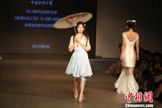 (图稿)武汉一高校服装设计T台秀 融合中日文化元素_凤凰资讯