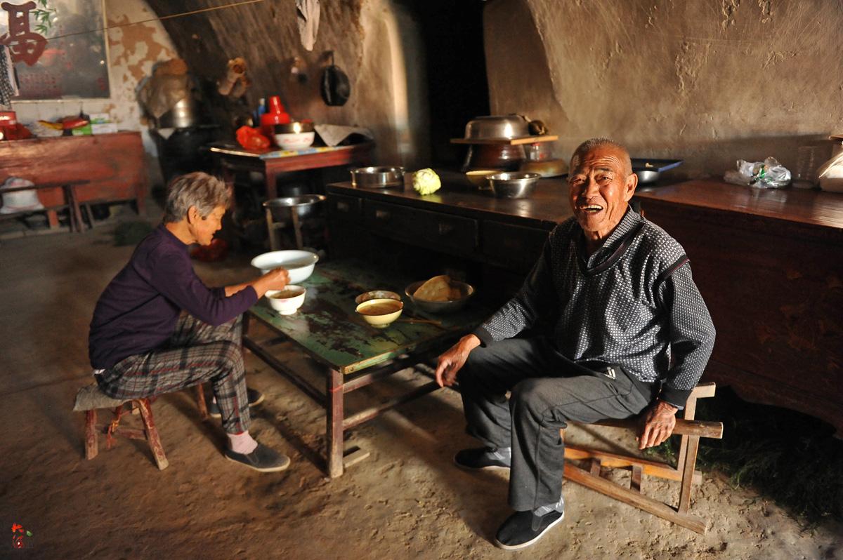 8旬父亲曾当40年村干部,现住土窑不愿麻烦三儿两女