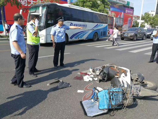 烟台外卖小哥车祸昏迷 "白衣女孩"和警察紧急救助