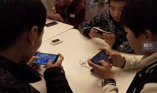 六间房明月_六间房啊火收入(3)