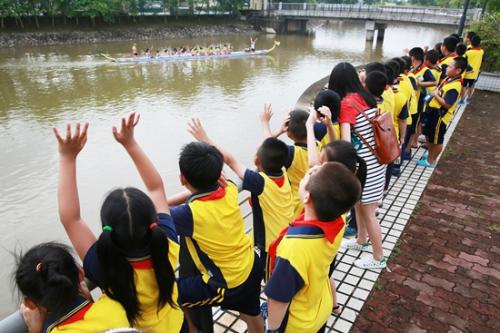 龙舟重回惠州校园:学生体验龙舟拔河感受团结