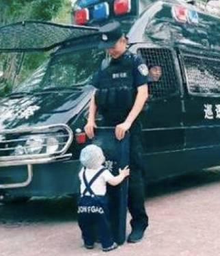 一岁宝宝路遇民警 抱着盾牌不松手…背后故事却戳中泪点