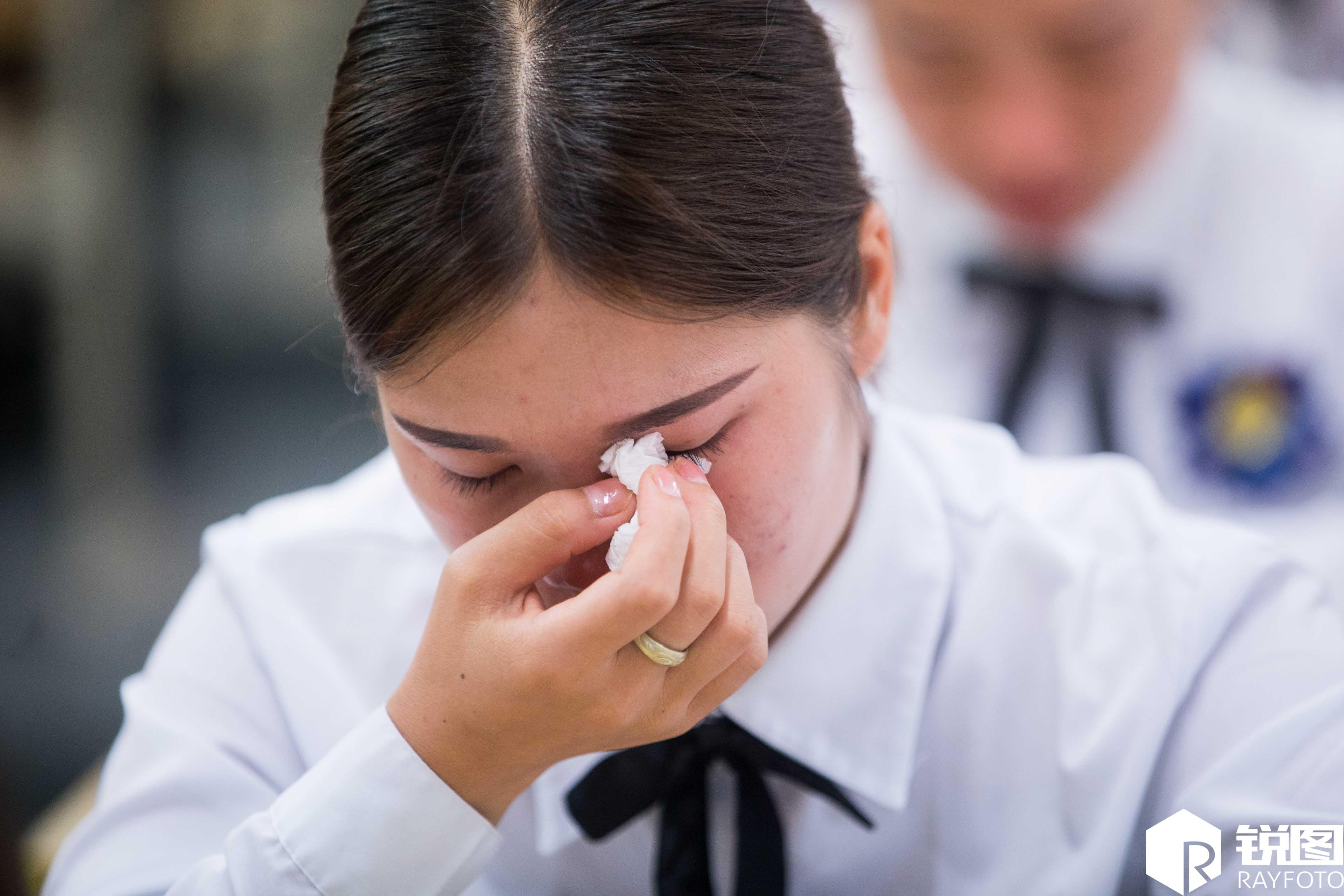 获得免费学习的山区学生 毕业典礼时泪流满面