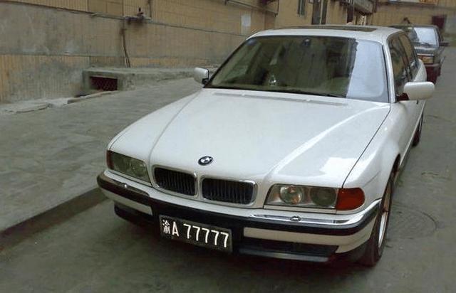 曾价值300万的宝马,风光无限车牌还是5连号黑牌,现在成了僵尸车