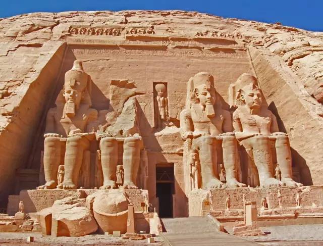 分别是古埃及的普塔赫,阿蒙,哈拉赫梯三位神和拉美西斯二世本人