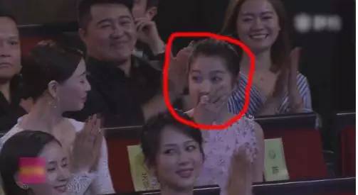 一直走到台上还是张着嘴很惊讶的表情