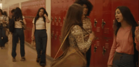 在mv里,国美小姐学校里一眼望去,和她一样穿长牛仔喇叭裤的女学生占