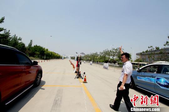 图为“强大中国车・王朝擂台赛”比赛现场之“直线加速赛”。　张道正　摄